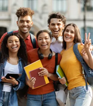 Estudiantes entrando a la universidad