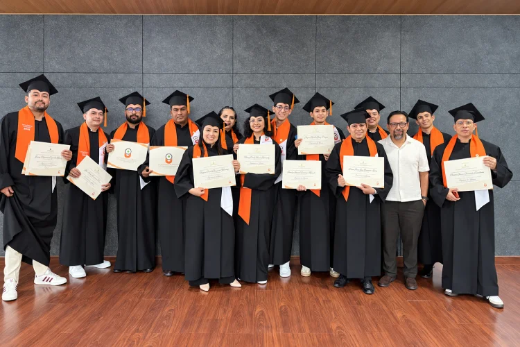 Estudiantes graduados de la Tecnológica del Oriente